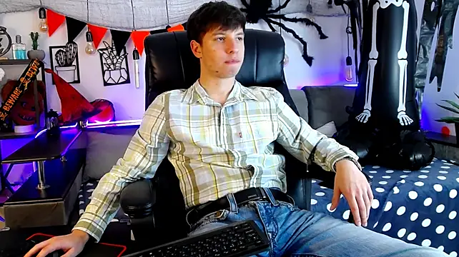 thomasedisonn (M twink) - playing with a dick close to the camera