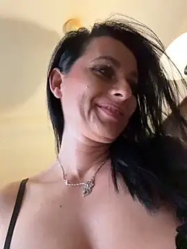 Hotmomcheckk_ live cam on StripChat