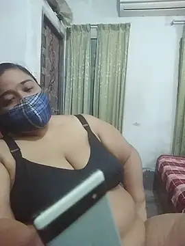 momo_loves live cam on StripChat