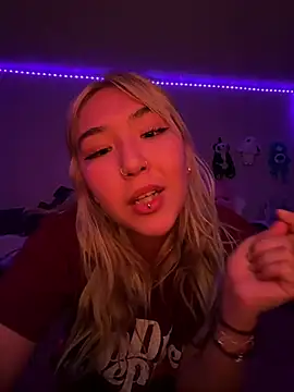 strawberry_3235 live cam on StripChat