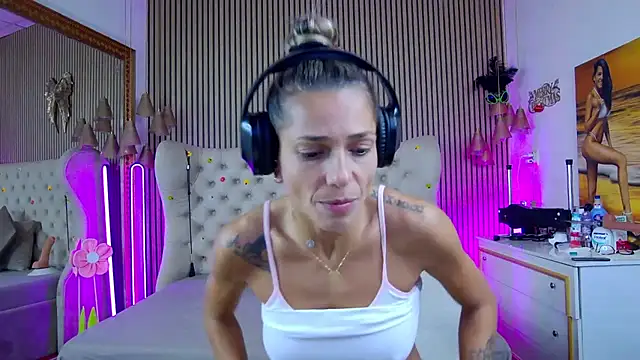 PlayfulShow live cam on StripChat
