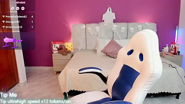 Dulcee_Mia18 live cam on StripChat