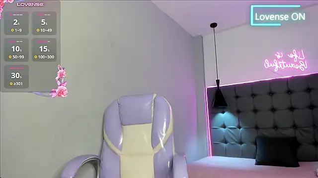 scarletcherry18 live cam on StripChat