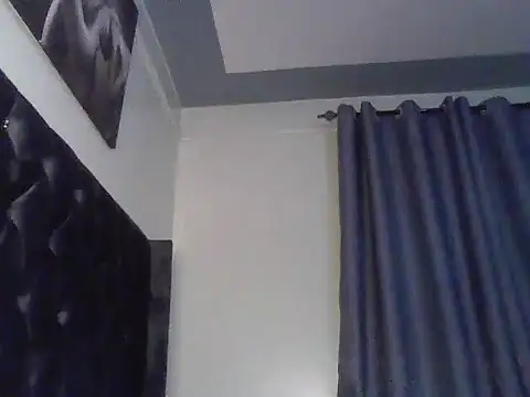 Smalltittsbigass live cam on StripChat