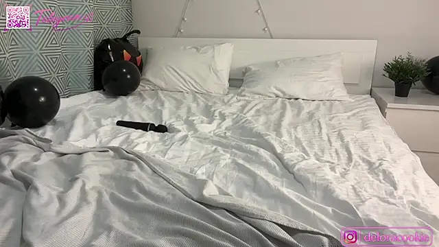 delorathecookiee live cam on StripChat