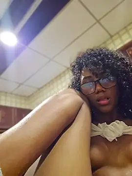 Lucia_Mcfly live cam on StripChat