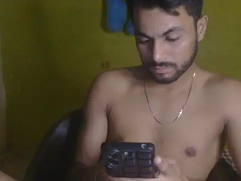 Stubborndesiboy live cam on StripChat