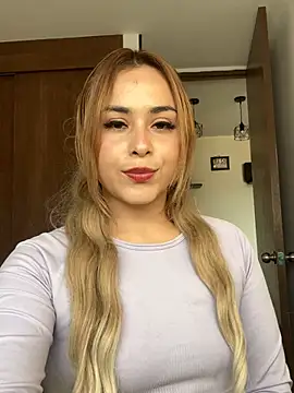 Kiki_11 live cam on StripChat