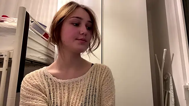 sereneglowz live cam on StripChat