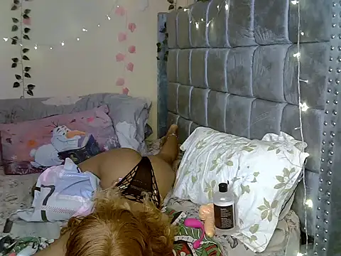 YourWetDream02 webcam