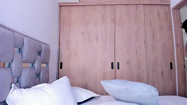 Vickyy30_ live cam on StripChat