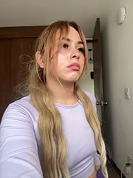 Kiki_11 live cam on StripChat
