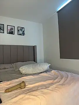 sophia-brunette (F young) - stick a finger in her pussy