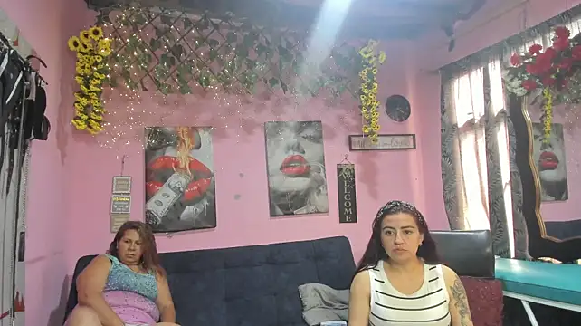 lesbiancuple live cam on StripChat