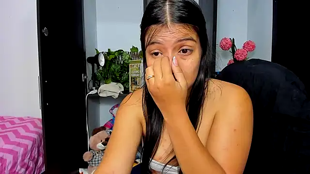 zara_cute live cam on StripChat