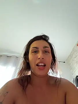 QueImporta live cam on StripChat