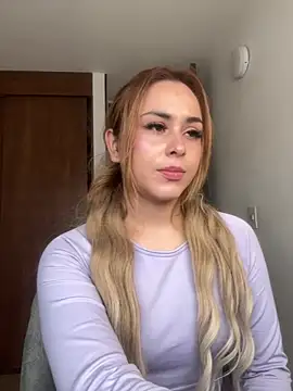 Kiki_11 live cam on StripChat
