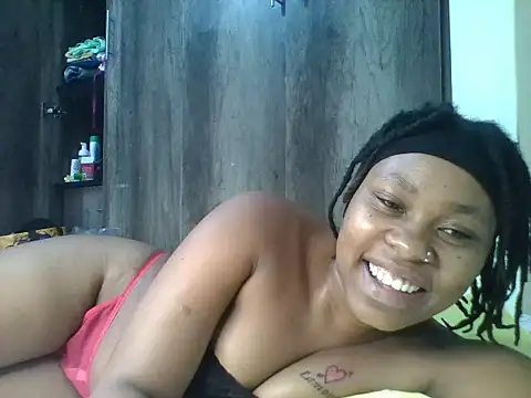Juicyy_afriq live cam on StripChat