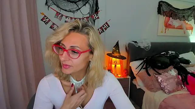 MuseOfStage live cam on StripChat