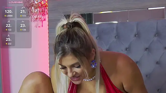 Lorehottie live cam on StripChat