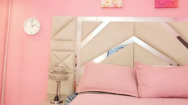 mia_moonlight0 webcam