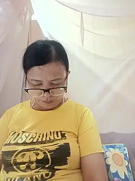 Chilly-wet live cam on StripChat