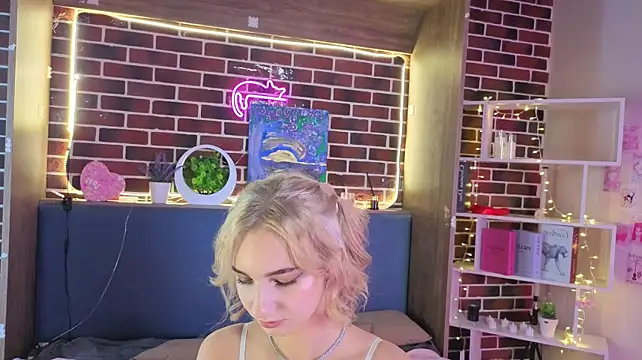 LavinaBattistone live cam on StripChat