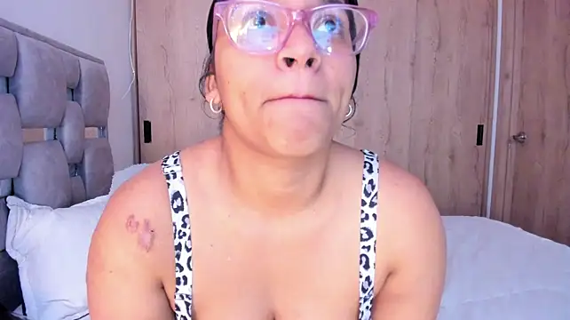 Vickyy30_ live cam on StripChat