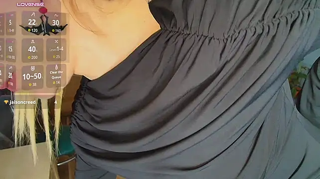 Aromaloveqq live cam on StripChat