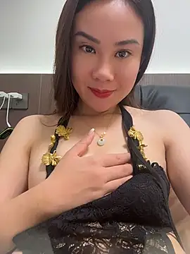 Yioyio-666 live cam on StripChat