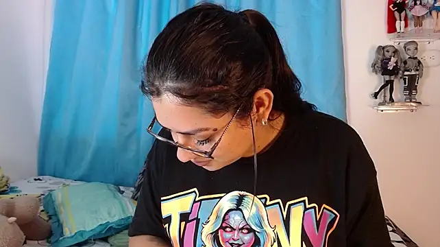 mensia_hernandz live cam on StripChat