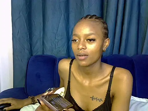 PrettyNoirr live cam on StripChat