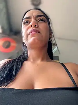 Sara-77 live sex cam