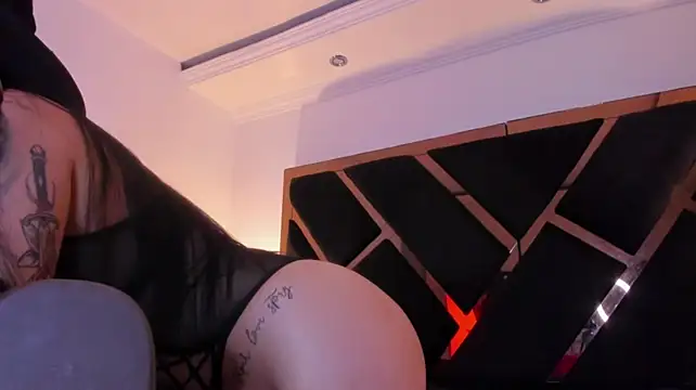 SusanVilla live cam on StripChat