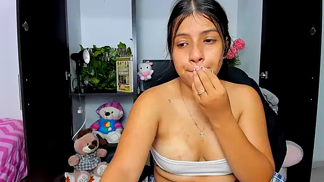 zara_cute live cam on StripChat