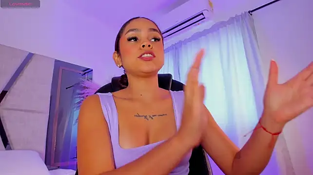 CarolineFyre live cam on StripChat