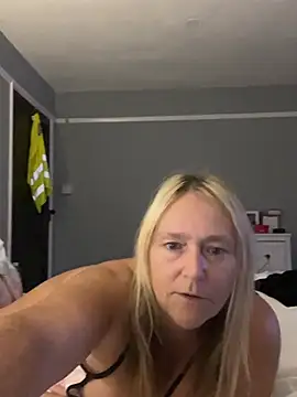 Blondnboujee53 live cam on StripChat