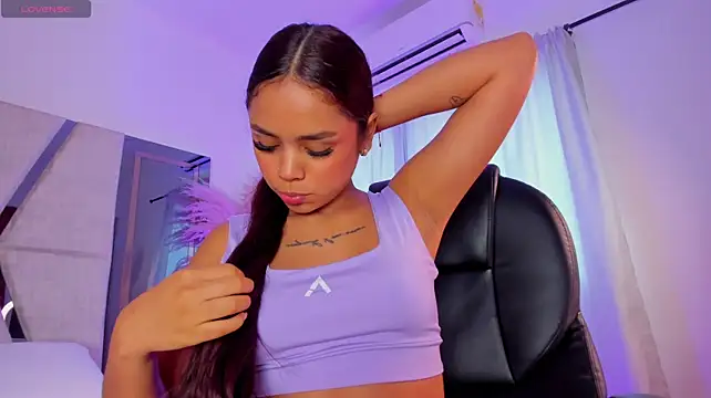 CarolineFyre live cam on StripChat