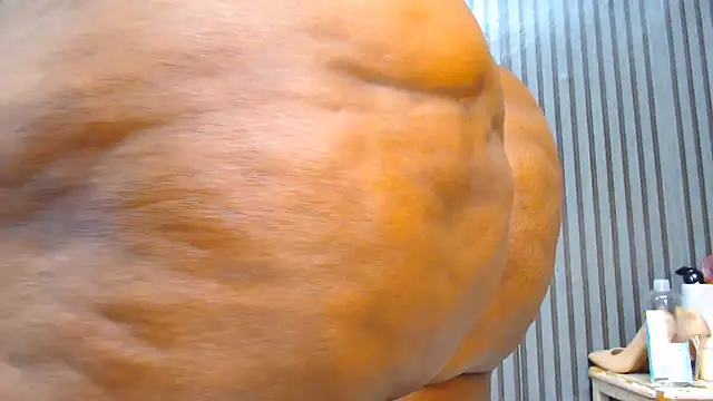 ROYALASS25 live cam on StripChat