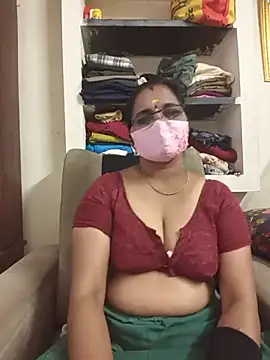 Tamilyazhini19 live cam on StripChat