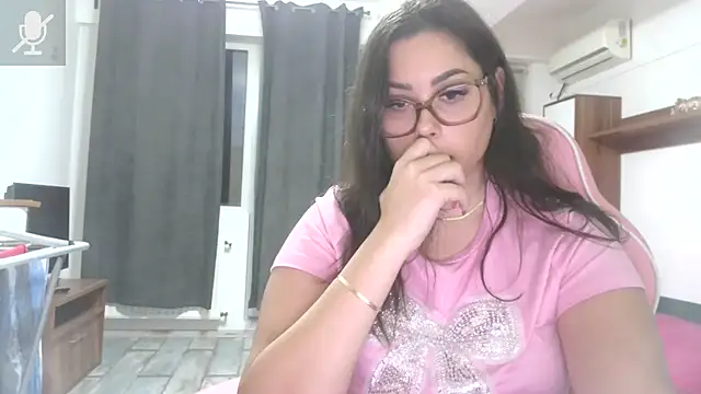 LovelyJulliette live cam on StripChat