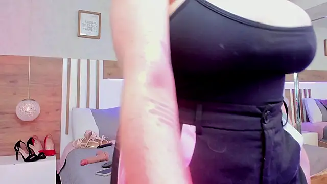LucianaWainN live cam on StripChat