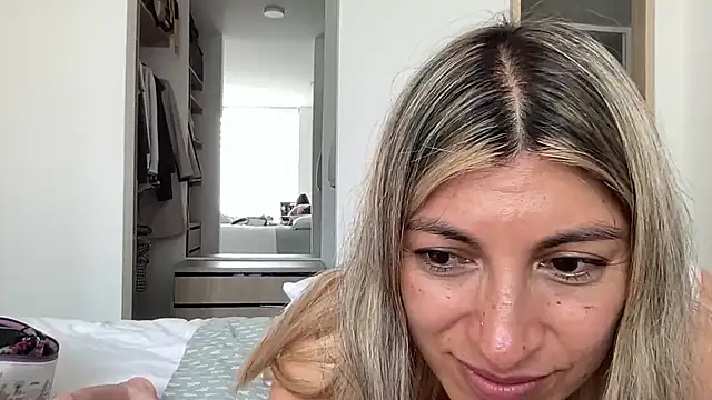 LunaBeya live cam on StripChat