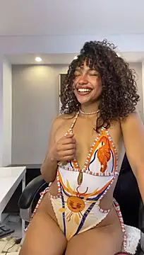 CurlyLia_