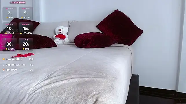 caroline_spanky live sex cam