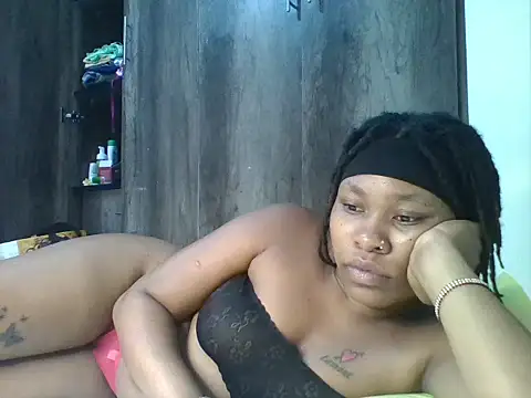 Juicyy_afriq live cam on StripChat