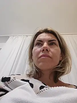 FeliciaKrige live cam on StripChat