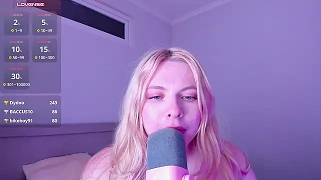 Cutie_Bambi live cam on StripChat