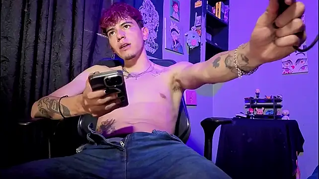 MikeyKuro live cam on StripChat