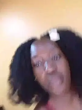 queenpee254 live cam on StripChat